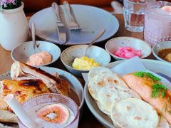 烟熏三文鱼配烤饺子皮和芥末籽酱-BOR Eatery(安福路店)