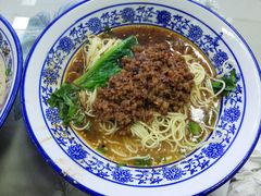 特色炸酱面-渝之汇牛肉豌杂面