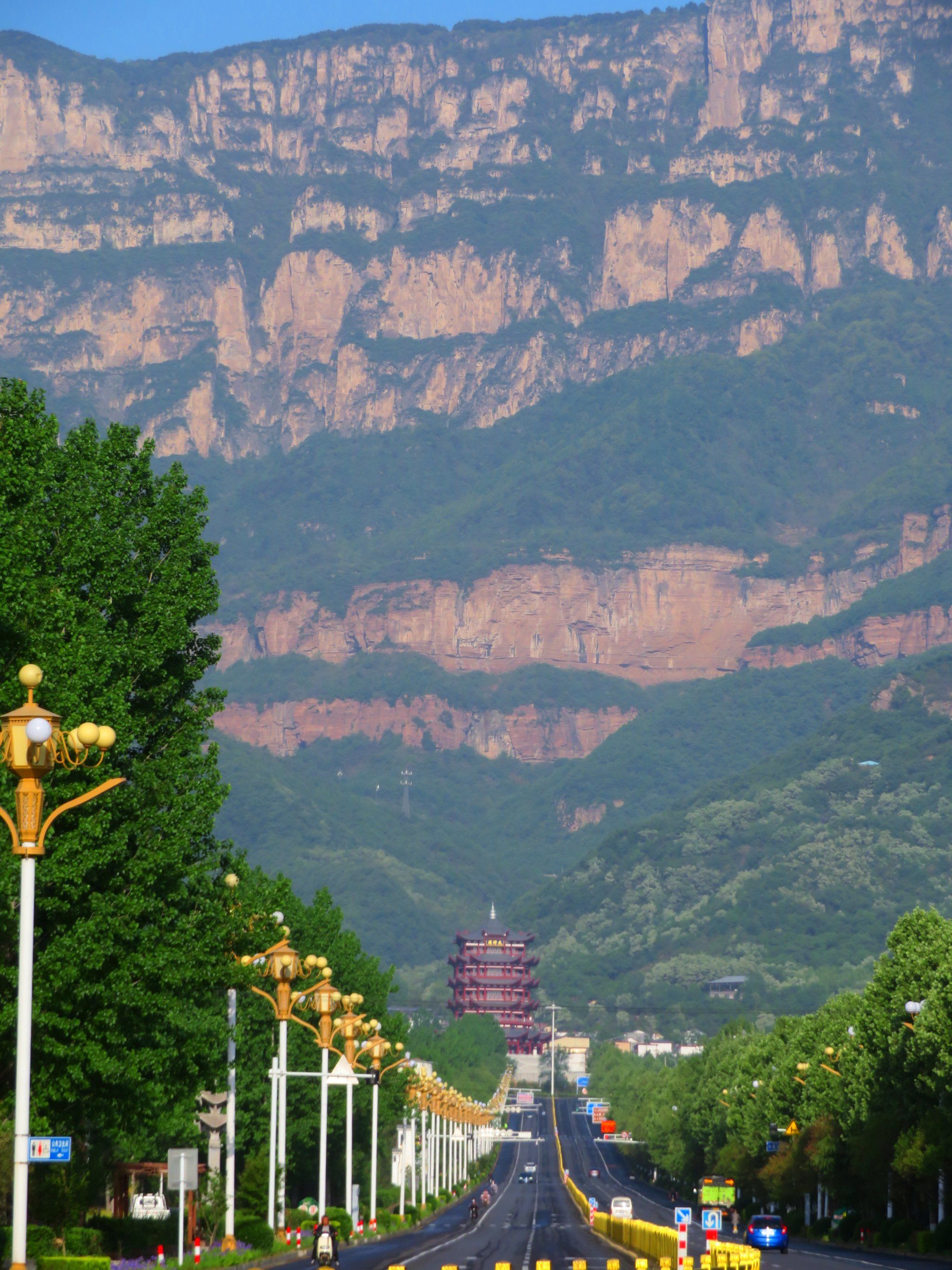 鹤壁市淇县;南同辉县市,卫辉市相连;西靠太行山脉,与壶关县,平顺县