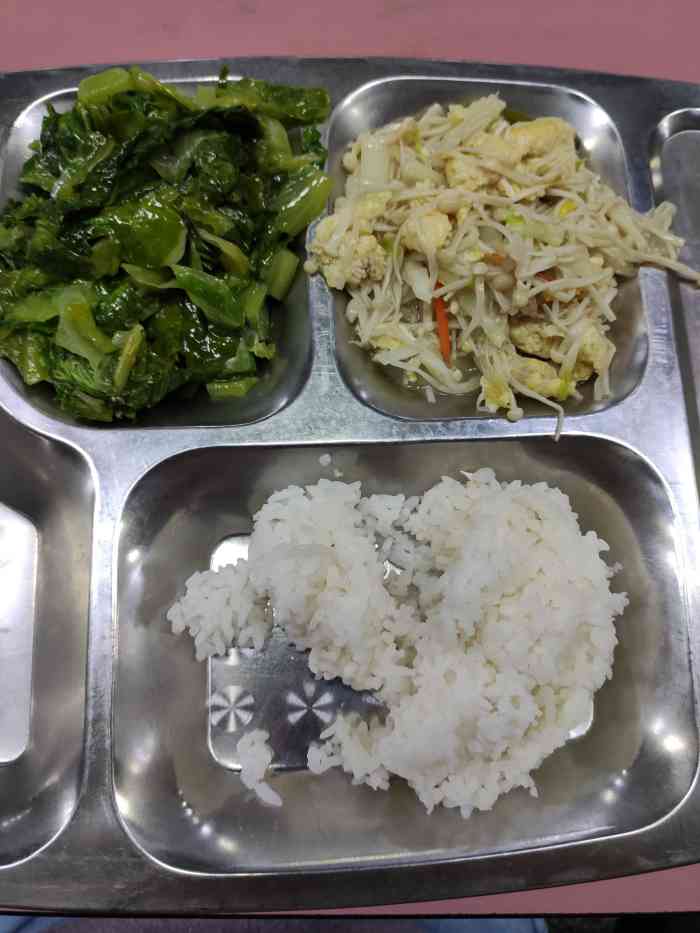 打分 東校區第四食堂,套餐不錯.價格相對不貴,打了兩個菜,才6元.