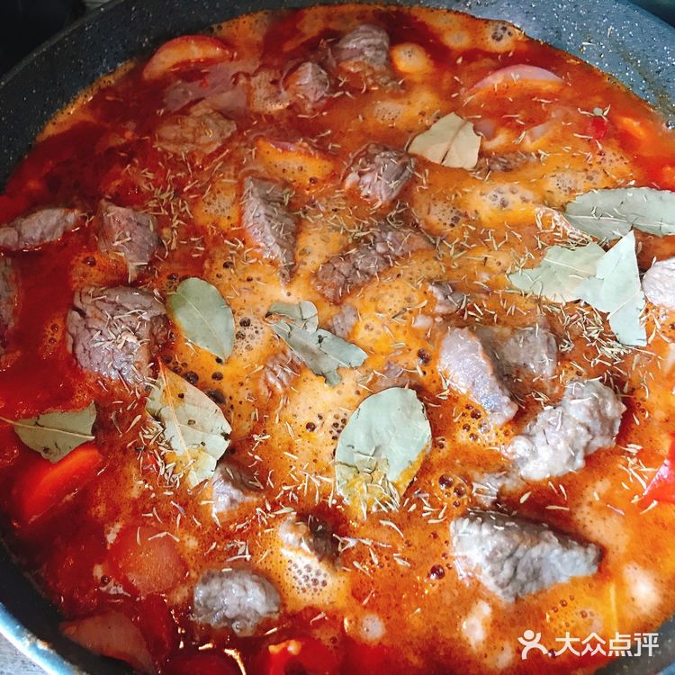 前两天逛超市买了一盒进口谷饲牛肉，很新鲜。主料