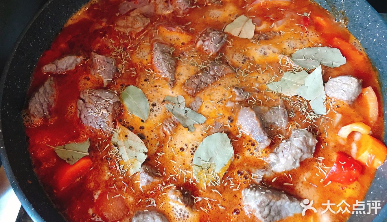 前两天逛超市买了一盒进口谷饲牛肉，很新鲜。主料