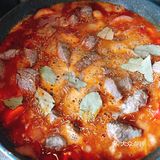 前两天逛超市买了一盒进口谷饲牛肉，很新鲜。主料