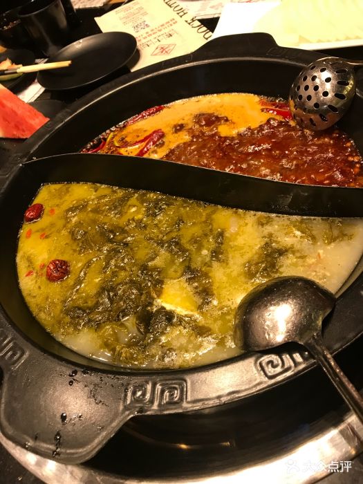 老十七火锅(虹梅路店)酸菜蹄花鸳鸯锅图片 - 第1张