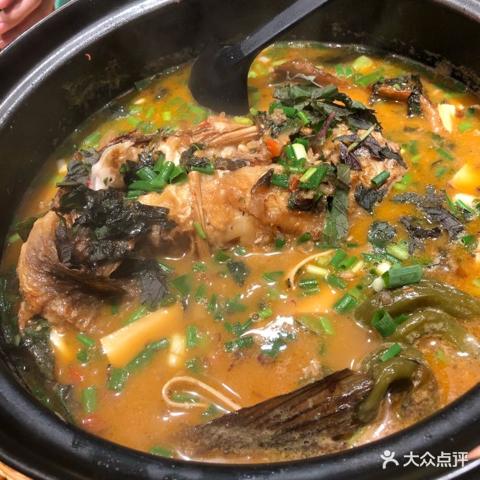 吃饭皇帝大|土家民族菜柴火稻草鱼图片