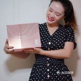 飞机上的空气总是让人觉得干燥，仿佛有一个抽湿器