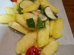 青柠檬拌鲜菠萝-云海肴汽锅鸡·云南小炒(天津国金汇店)