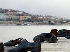 -多瑙河畔鞋履雕塑