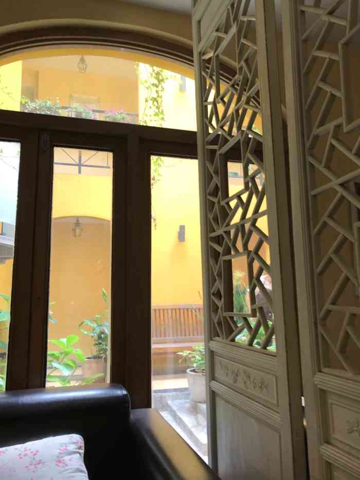 柳湖小筑餐厅-"梅雨季节的江南有些湿热,原本想去露台坐着.