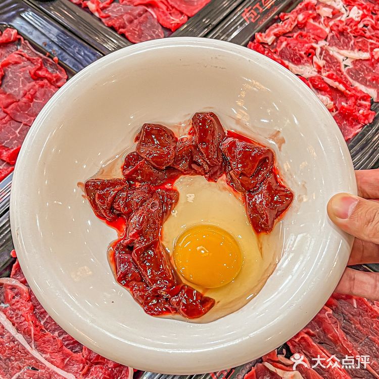 吃到了!亲眼见到厨师新鲜现切的牛肉火锅!