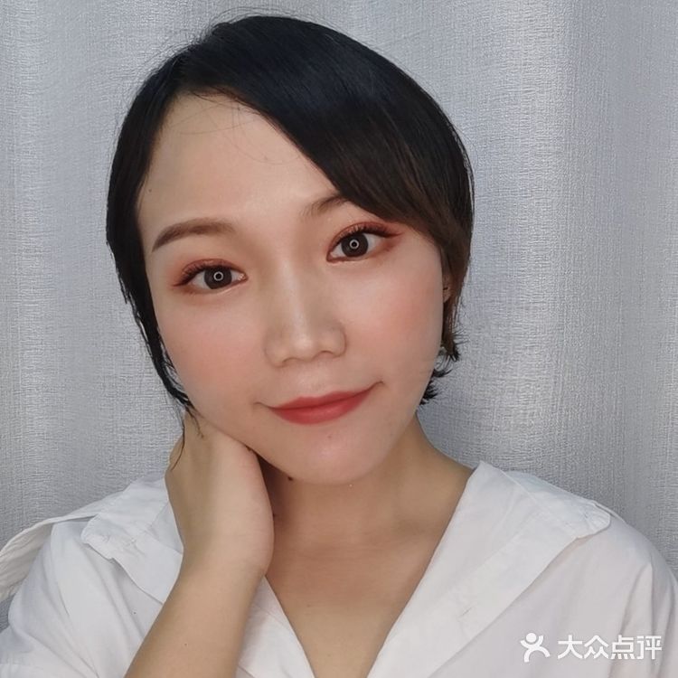 纯欲妆，眼睛无辜红红的来一个[加油]