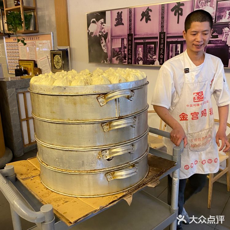 本地人排队打包买,一个就3两的肉馅大包