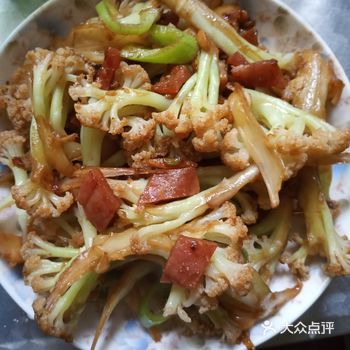 腌肉炒菜花是一道美味好吃的菜肴