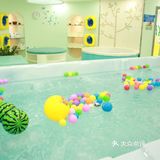 闲来带宝宝体验游泳乐趣