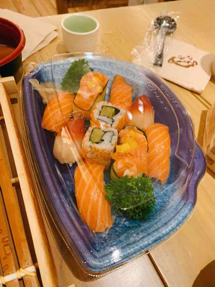 华贸购物中心b1层,一条走廊,两边都是餐厅.