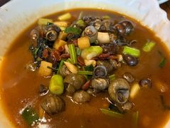 炒螺蛳-头上红煨盐鸡·非遗院子餐厅