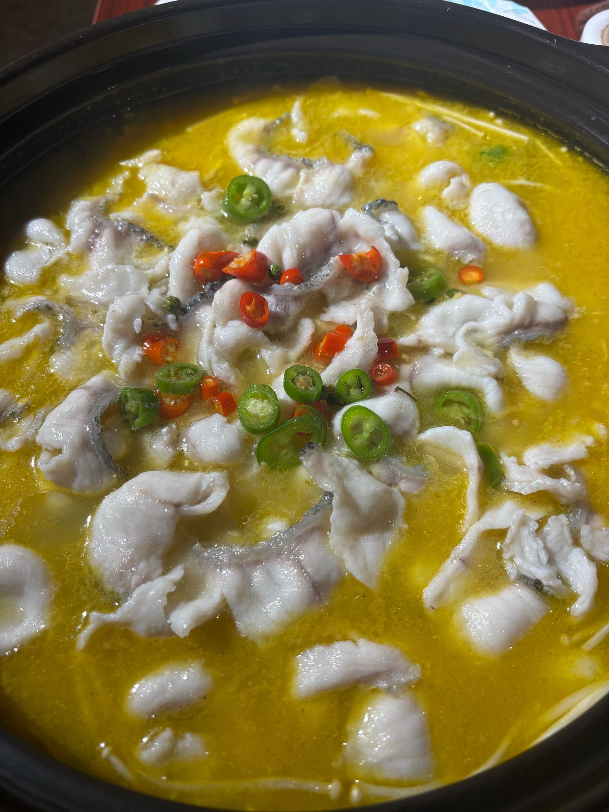 溪雨观酸菜鱼不光鱼片嫩滑,汤底也特别鲜美,都是骨头熬制的汤底,无