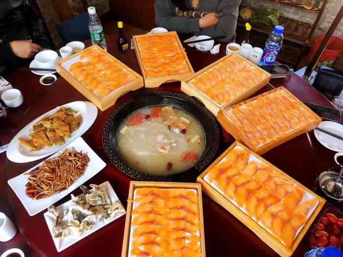 虹鳟鱼村(闸口路店)-"天气特别冷 当然要吃鱼火锅啦～9898 .