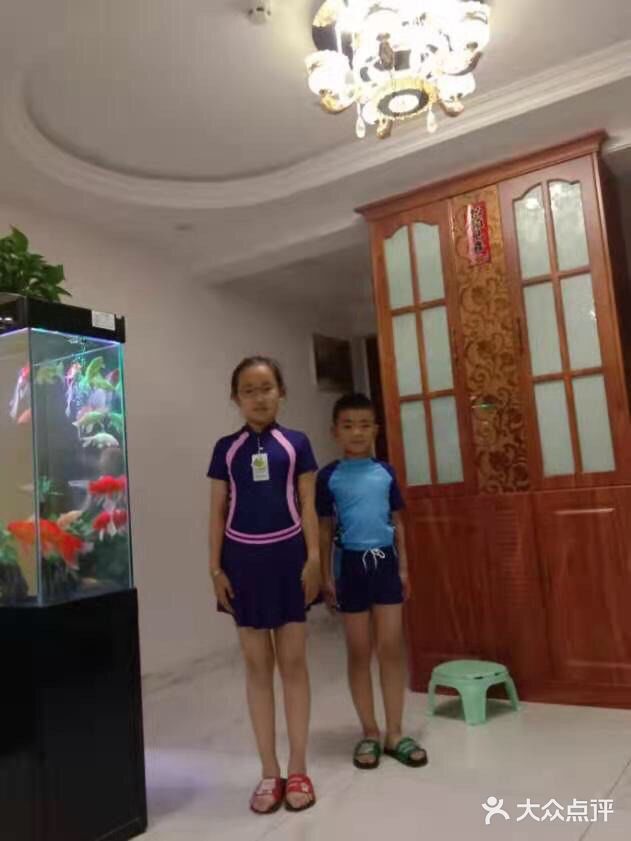 游泳带给孩子们健康。