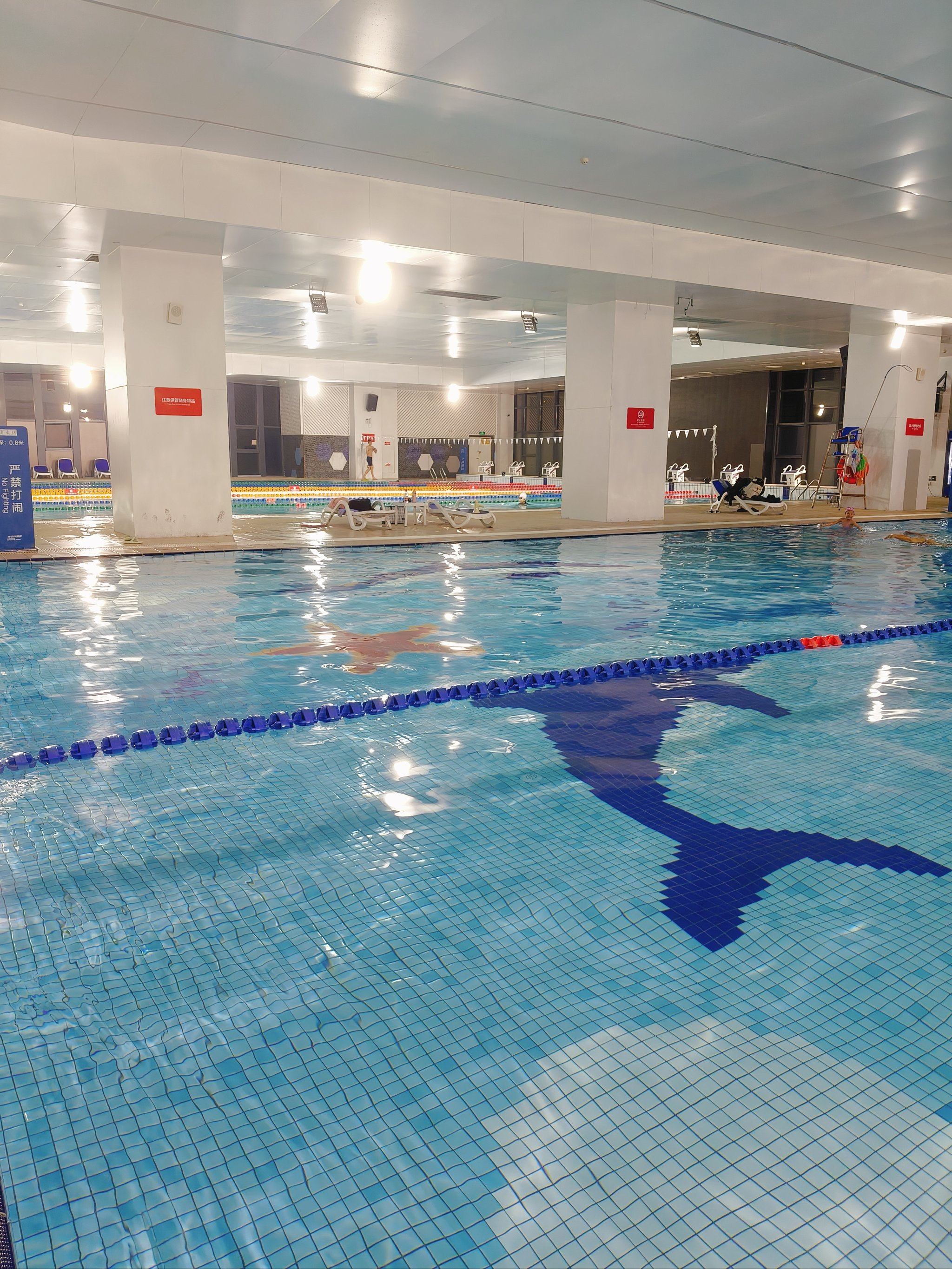 游泳充电两不误