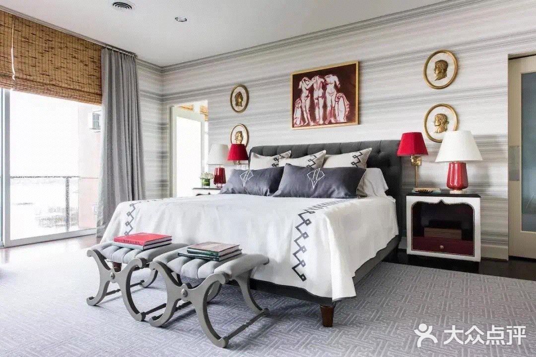 在布艺搭配中，灰、白、红，三色创造了独特的装饰性