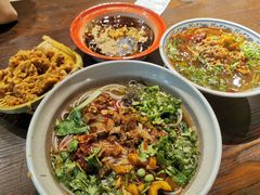 -爆炸头阿姨小四川正宗川味小吃(无任何分店)