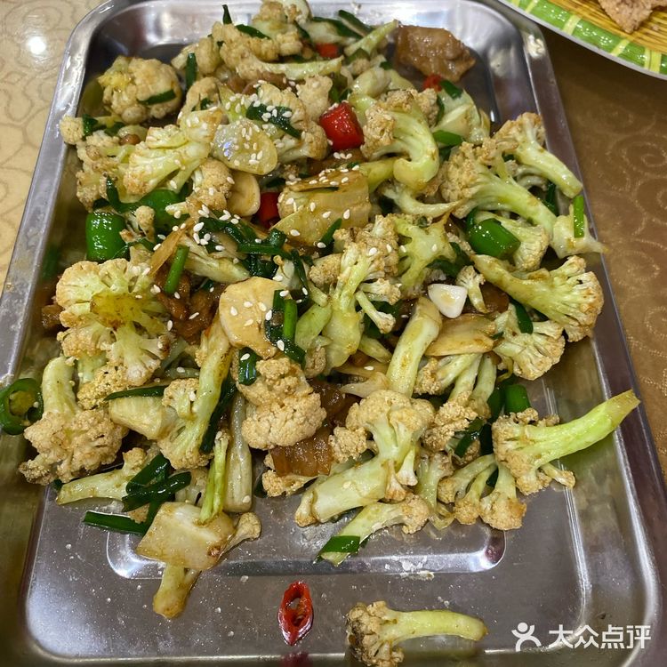 肚包鸡必点，还送锅巴，服务员帮盛第一碗汤