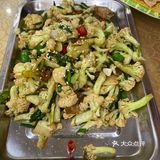 肚包鸡必点,还送锅巴,服务员帮盛第一碗汤