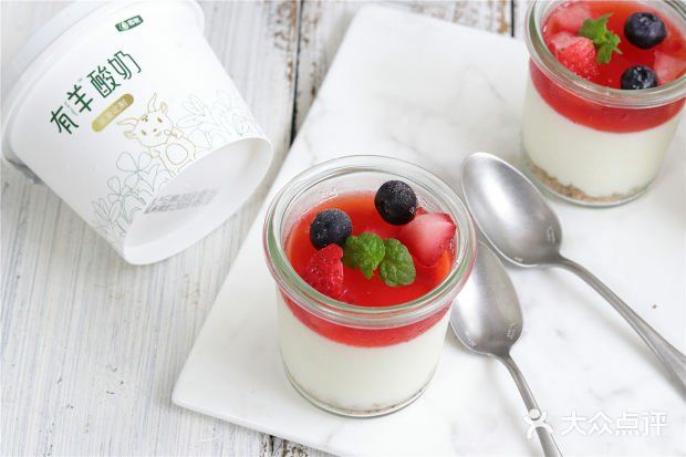 草莓果冻和羊酸奶慕草莓果冻和羊酸奶慕斯罐蛋糕斯罐蛋糕