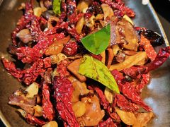 皱皮椒炒牛肝菌-Ameigo梅果·云贵川bistro(长宁来福士店)