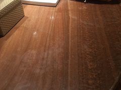 房间内的吧台，脏的要命，都是污迹-宁波九龙湖开元度假村