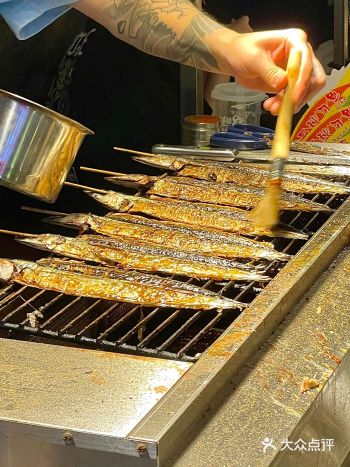 柳州美食|逛个夜市被这秋刀鱼馋到走不动了！