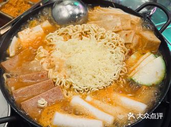走进店里感觉像穿越到了韩国满满的海报还有霓虹灯氛围感十足