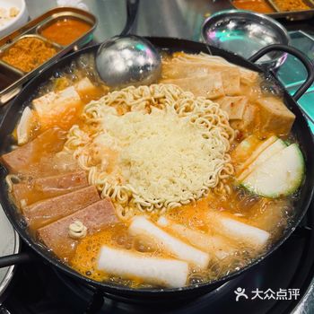 走进店里感觉像穿越到了韩国满满的海报还有霓虹灯氛围感十足