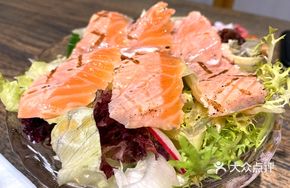 Grilled Salmon Salad with Vegetables