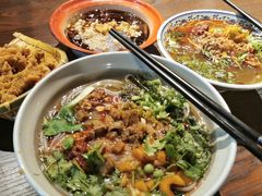 -爆炸头阿姨小四川正宗川味小吃(无任何分店)