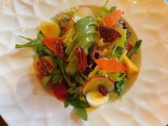 牛油果沙拉配油醋汁及烤核桃仁-恰餐厅及酒吧CHAR Bar & Grill(北京三里屯洲际店)