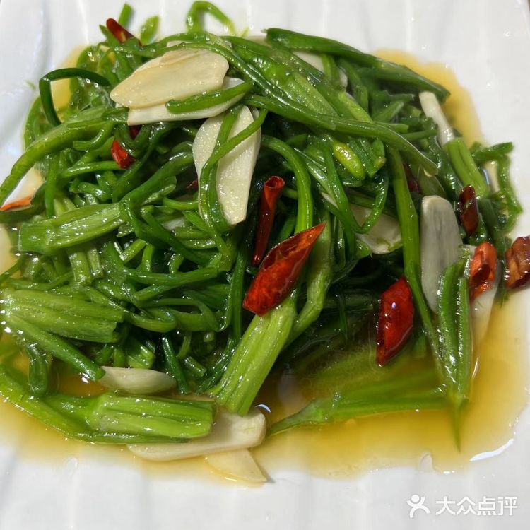 快来品尝独特的牦牛肉火锅吧！这里的牦牛肉来自高原