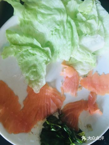 材料简单。烟熏三文鱼。生菜