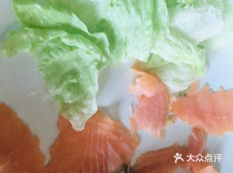 材料简单。烟熏三文鱼。生菜