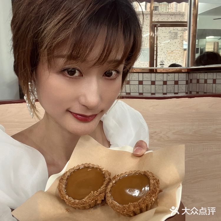 吃了两口就觉得很甜腻了，但是新鲜出炉