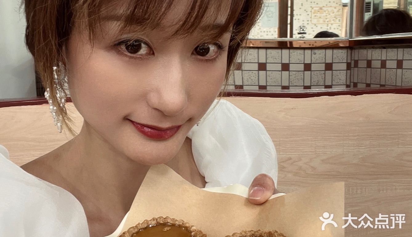 吃了两口就觉得很甜腻了，但是新鲜出炉