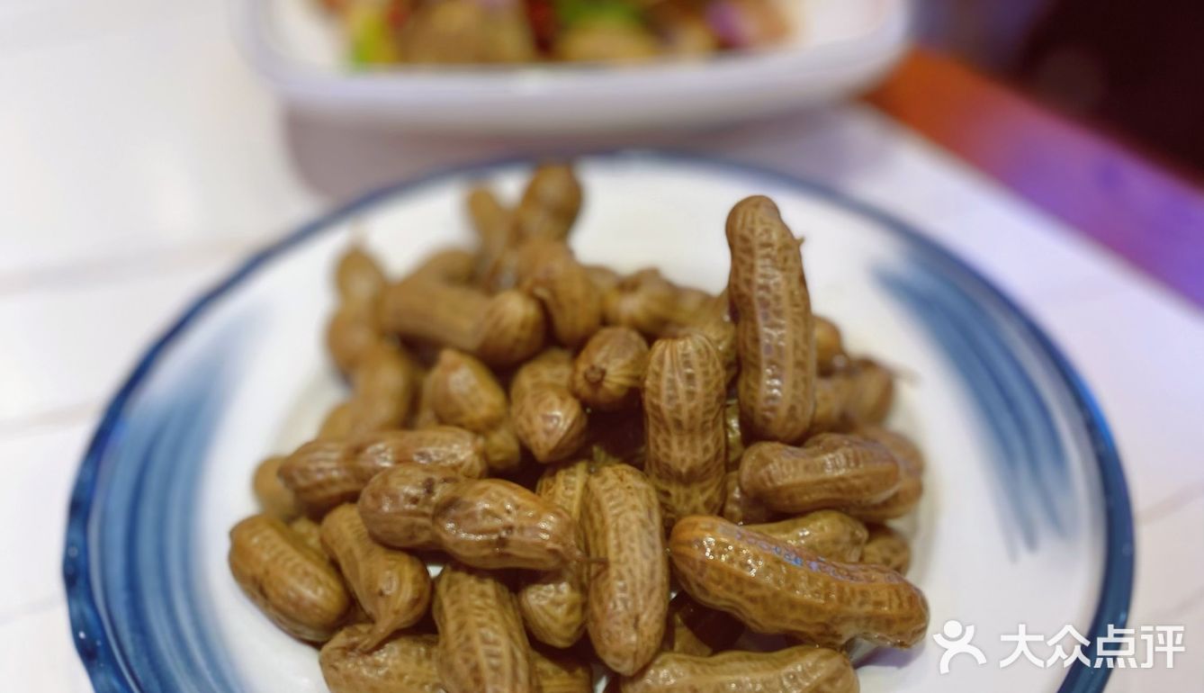 大口吃肉喝酒的快乐丨蒙天骄炭烤羊腿