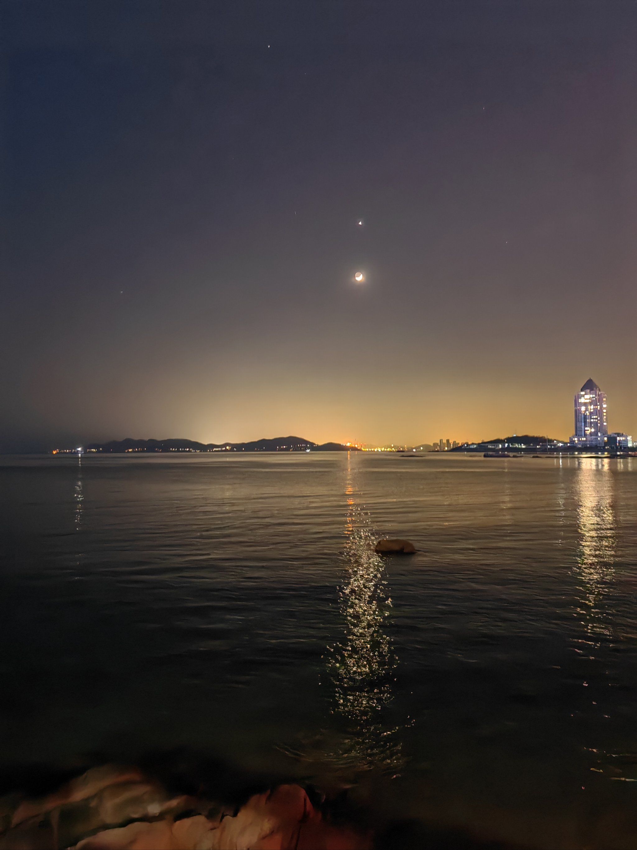 海面上的月亮和金星同框