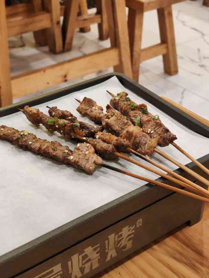 打卡:李家木屋烧烤,位置在万达广场附近,靠路边,招牌很名显,门店挺大