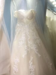 -觅白婚纱礼服馆