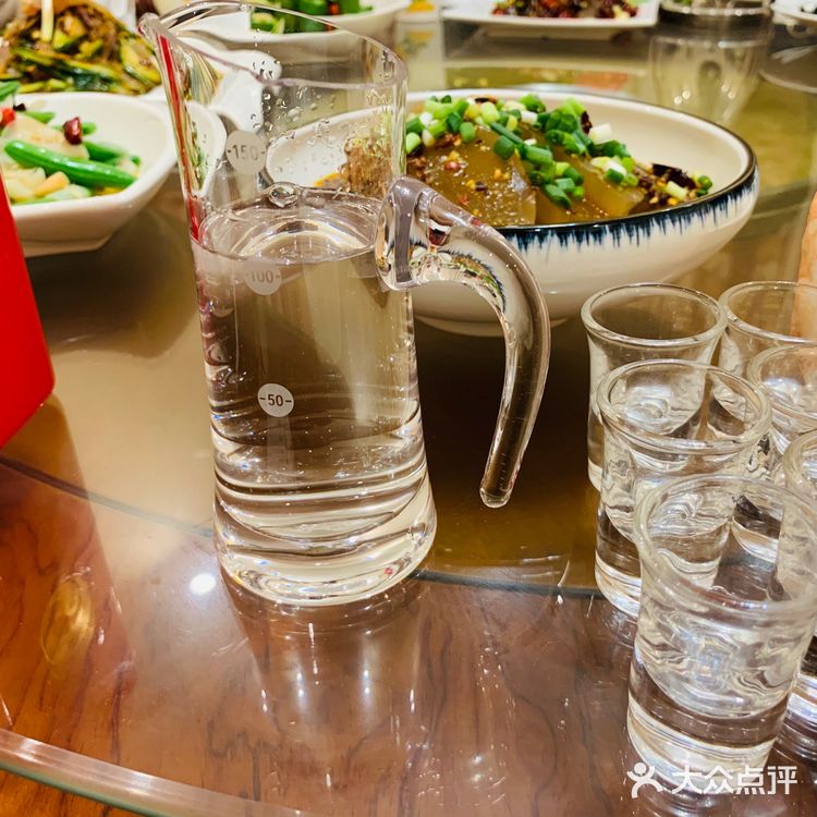 猪耳朵，牛头肉，凉粉，都不错，西湖牛肉羹，肚丝汤