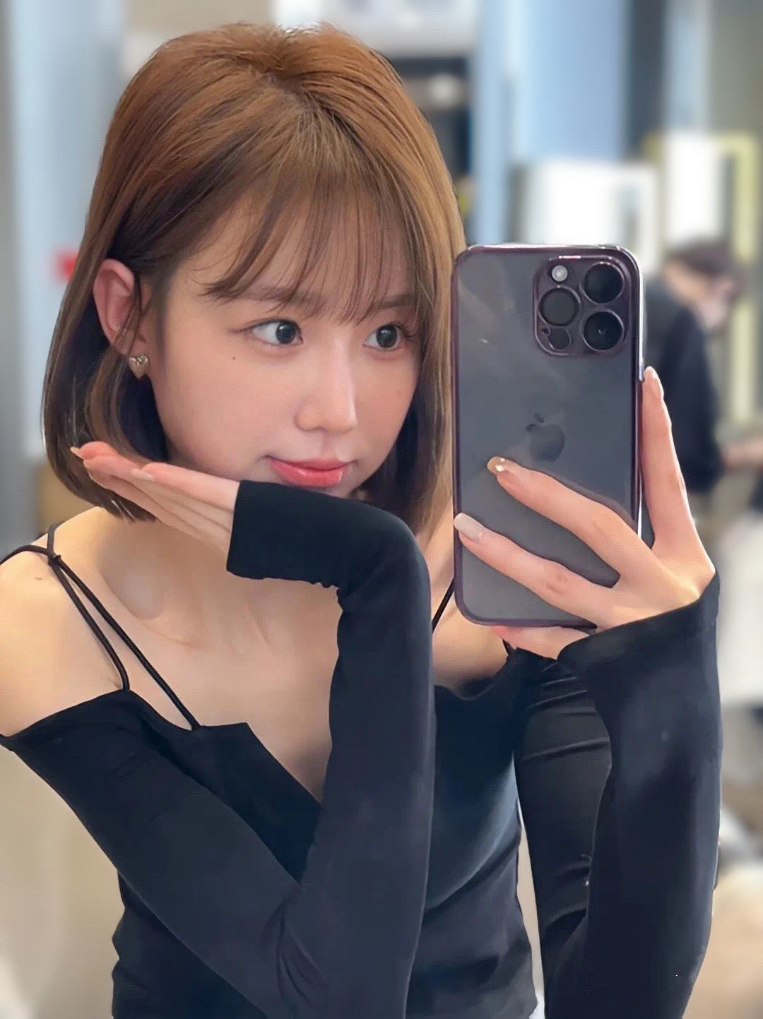 甜美短发 齐肩长度是肩颈的线条体现 搭配中性棕色 空气刘海搭