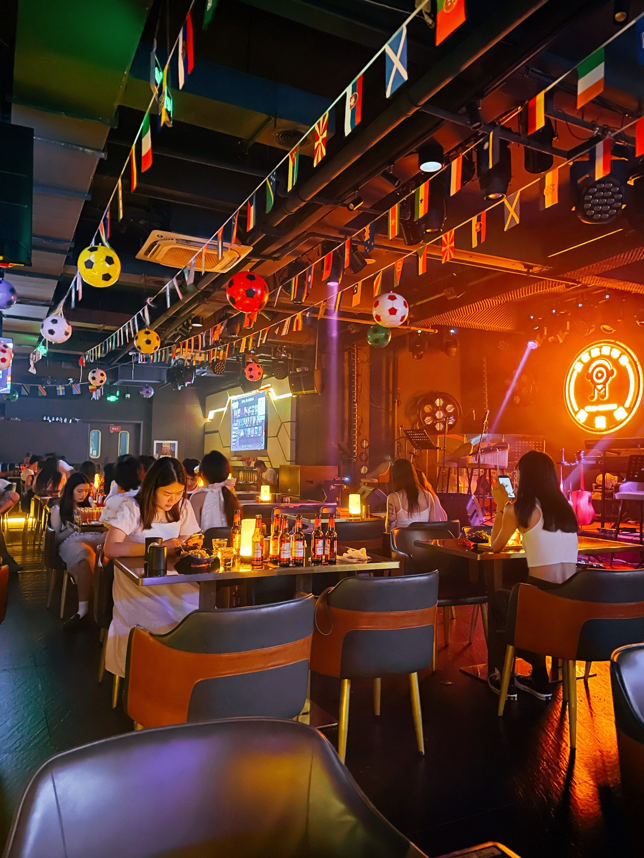 看欧洲杯还得是这个酒吧