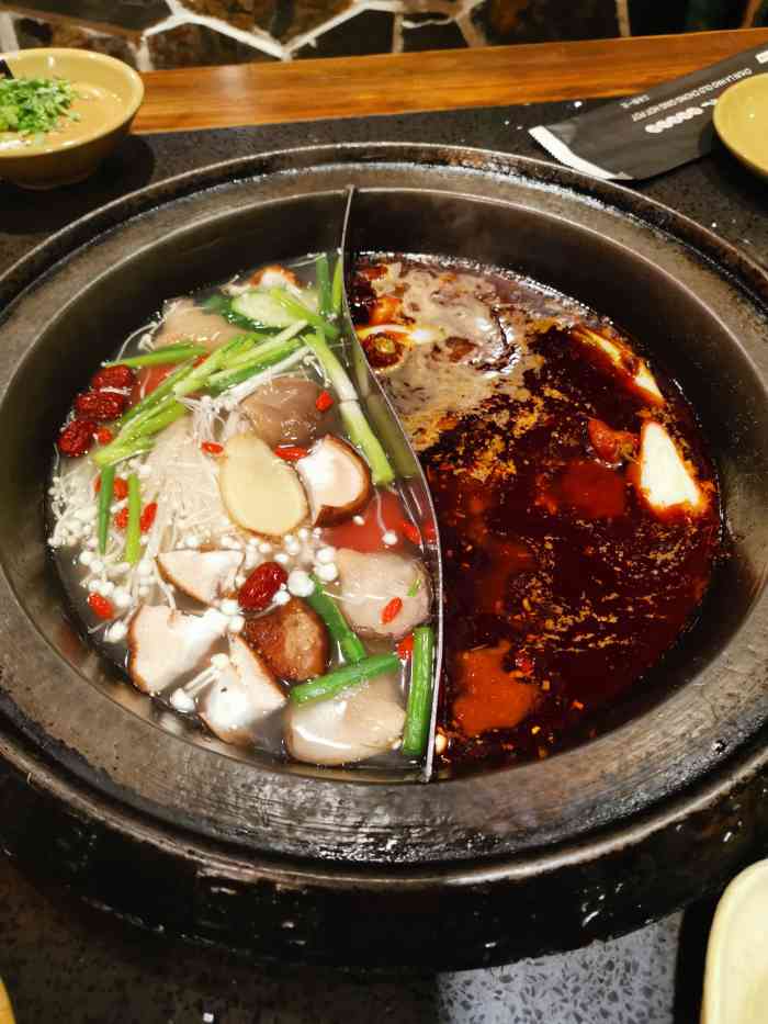 唇辣号重庆老火锅(梨园旗舰店)-"菜品很新鲜,服务也还好.